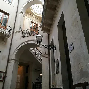 palazzo-giaraca.sicilyhotelsitaly.net/